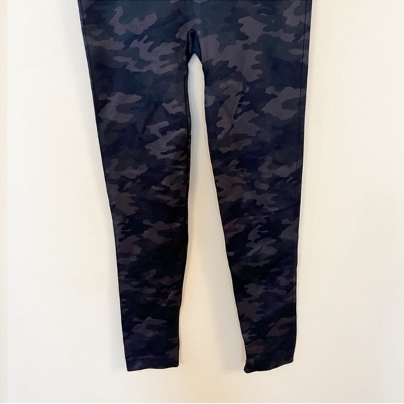 Spanx Blue Camo Seamless High Rise Leggings Size Small Ankle Fit Compression - Picture 6 of 7